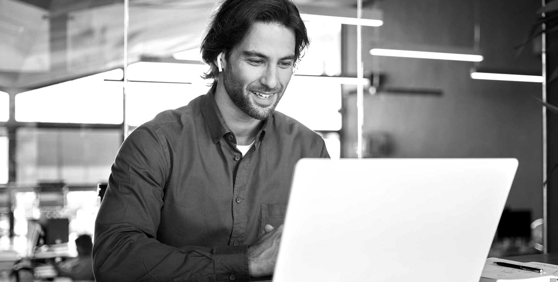 Teilnehmer arbeiten gemeinsam an SEO-Strategien im Kursraum